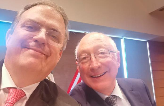Marcelo Ebrard presume selfie con Ken Salazar, embajador de EU