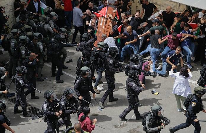 Caos en el funeral de periodista palestina