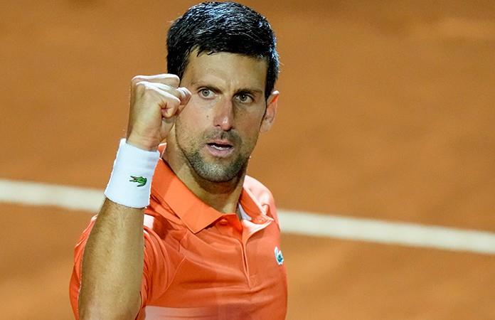 Novak Djokovic avanza en Italia