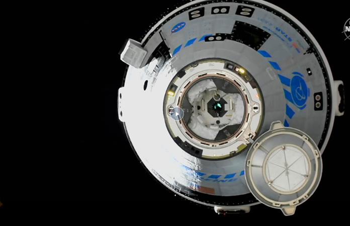 La tripulación de la Estación Espacial ingresa a la nave Starliner de Boeing