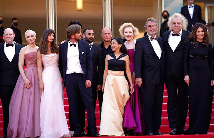 Woody Harrelson en la alfombra roja de Cannes con Triangle of sadness
