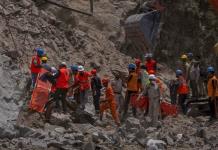 Hallan 9 cadáveres más en derrumbe del túnel en Cachemira