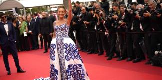 Sharon Stone causa sensación con su vestido en la alfombra roja de Cannes