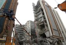 Suman ya 11 muertos por el derrumbe de un edificio en Irán