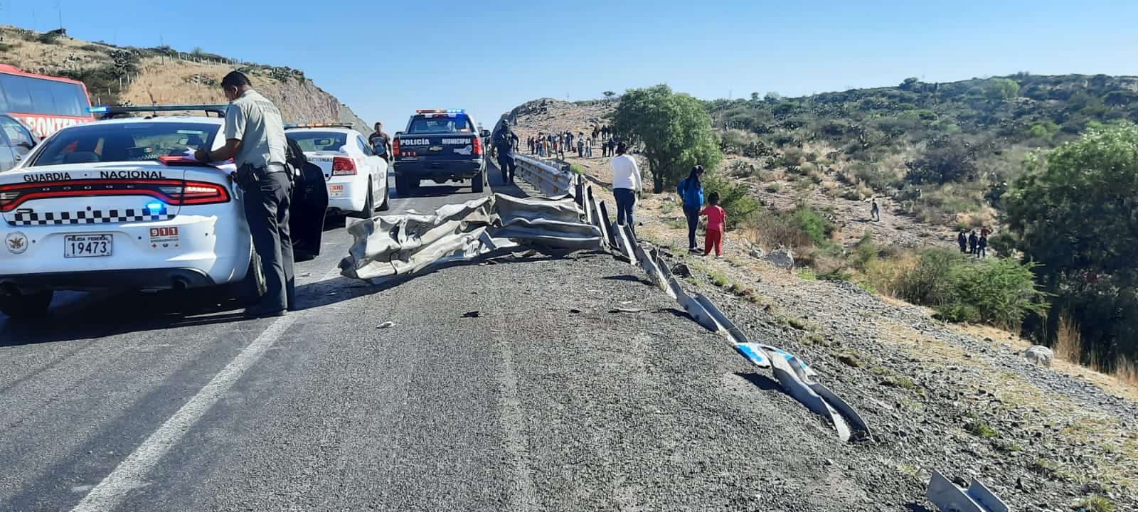 Vuelca autobús con migrantes en Mexquitic; hay al menos seis muertos y 12  heridos