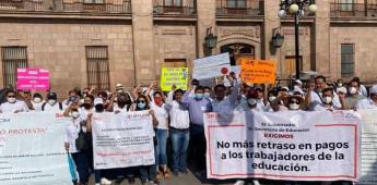 Se manifiestan docentes del DGETAyCM; denuncian impago desde hace 10 meses