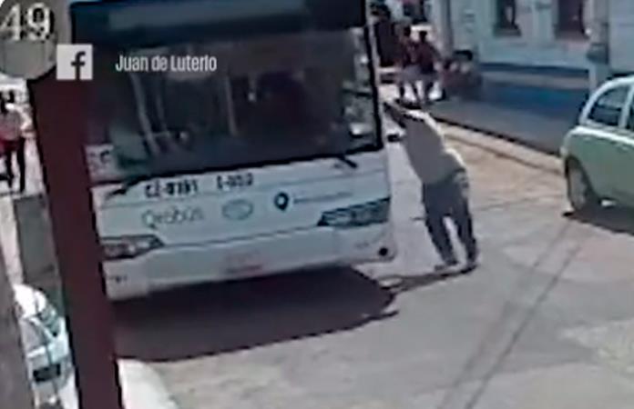 Intentan detener autobús sin chofer y sin frenos en Querétaro