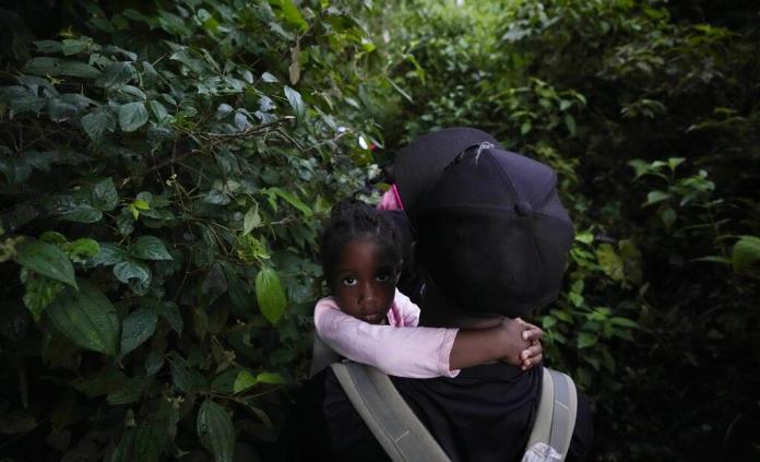 Más niños migrantes cruzan el Darién sin sus padres