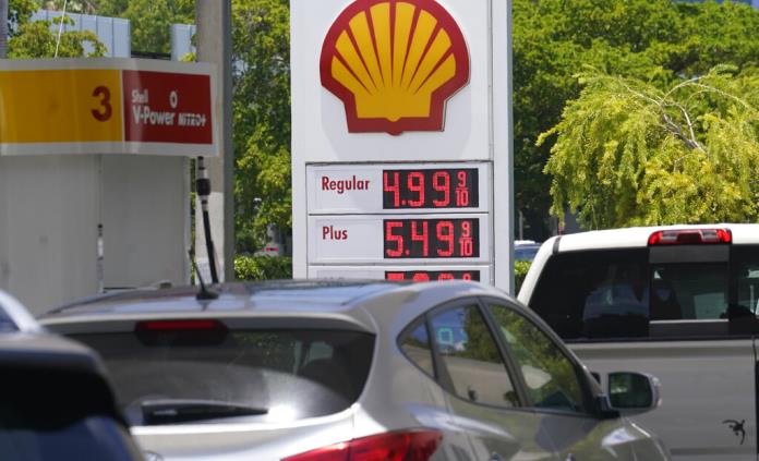 Biden sopesa exención temporal del impuesto a la gasolina