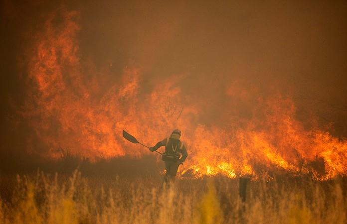 Incendios junto a una ola de calor agobian a Europa