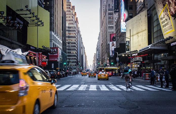 Taxista sube a banqueta en Nueva York y atropella a peatones