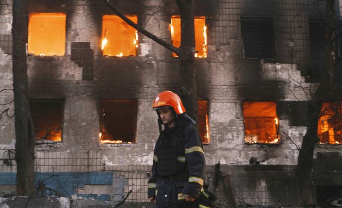Todo está en llamas: Este de Ucrania resiste ataques rusos