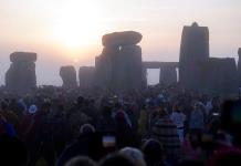 Miles acuden a Stonehenge para el Solsticio de Verano (FOTOS)