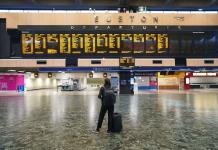 Huelga de trenes en Gran Bretaña deja a pasajeros varados