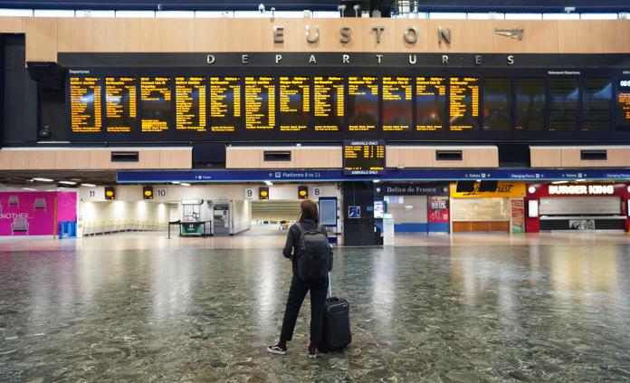 Huelga de trenes en Gran Bretaña deja a pasajeros varados