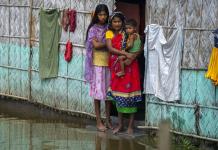 Docenas de muertos y miles sin hogar por inundaciones en Asia