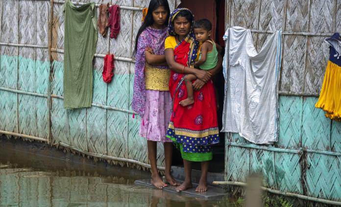 Docenas de muertos y miles sin hogar por inundaciones en Asia