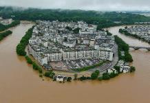 Inundaciones destruyen inmuebles y caminos en China