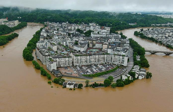 Inundaciones destruyen inmuebles y caminos en China