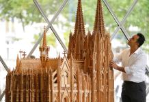 Refugiado sirio construye réplica de la catedral de Colonia