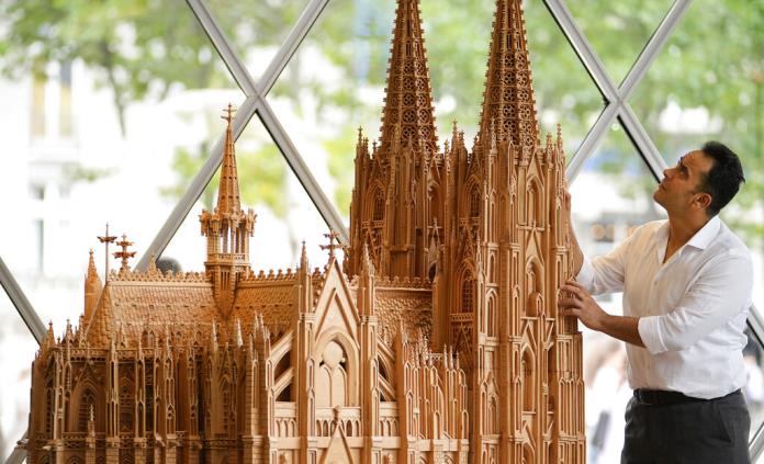 Refugiado sirio construye réplica de la catedral de Colonia