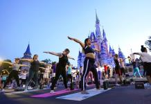 Empleados de Disney cambian sus disfraces por ropa de yoga