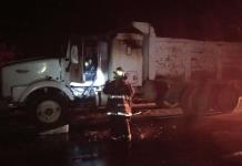 Se incendia un camión tipo torthon en la carretera Valles-Tamazunchale 