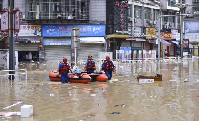 Inundaciones dejan decenas de miles de evacuados en China