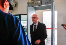 Paul Haggis permanecerá bajo arresto domiciliario en Italia