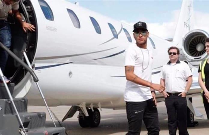 Avión de Neymar realiza aterrizaje de emergencia