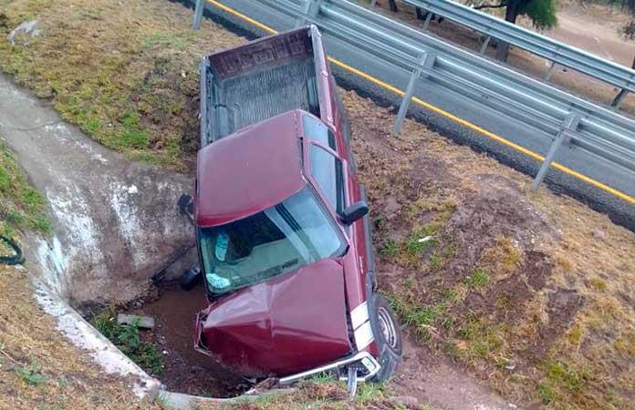 Conductor de camioneta sufre accidente en la carretera a México