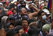 Indígenas mantienen bloqueos y protestas en Ecuador