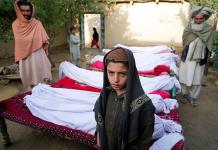 Los afganos sepultan a sus muertos mientras sigue la búsqueda de sobrevivientes