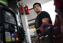Gasolina cara pone a prueba dependencia de EEUU hacia autos