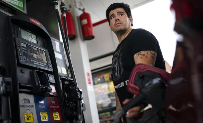 Gasolina cara pone a prueba dependencia de EEUU hacia autos
