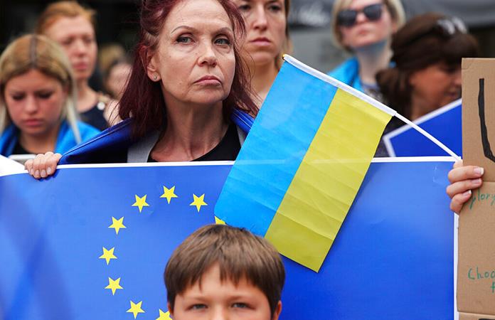 Líderes de la UE otorgan a Ucrania y Moldavia el estatus de países candidatos