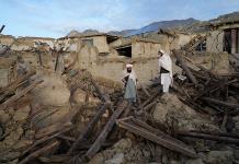 Afganos sepultan a víctimas del sismo