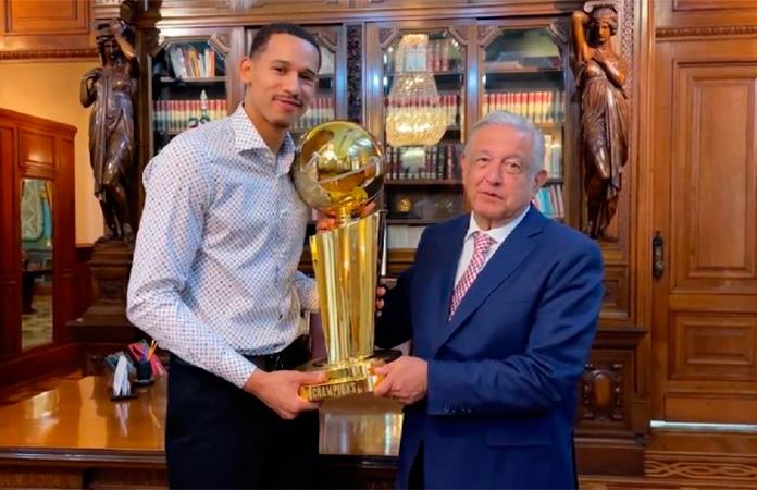 AMLO recibe a Juan Toscano-Anderson y al trofeo de la NBA