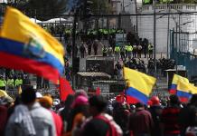 Manifestantes destruyen dos estaciones de policía en Ecuador