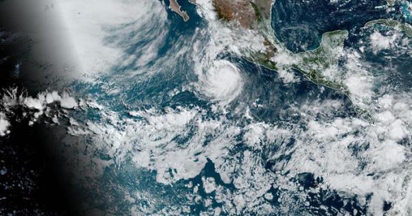 Huracán Bonnie Se Debilita Y Se Aleja De México 