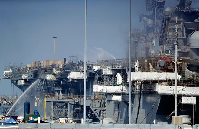 La Armada de EEUU sanciona a 20 marineros por el incendio de un buque ...