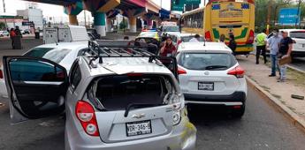 Choca camión contra vehículos en semáforo de Salvador Nava 