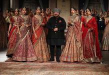 El zar de la moda india celebra 30 años de alta costura