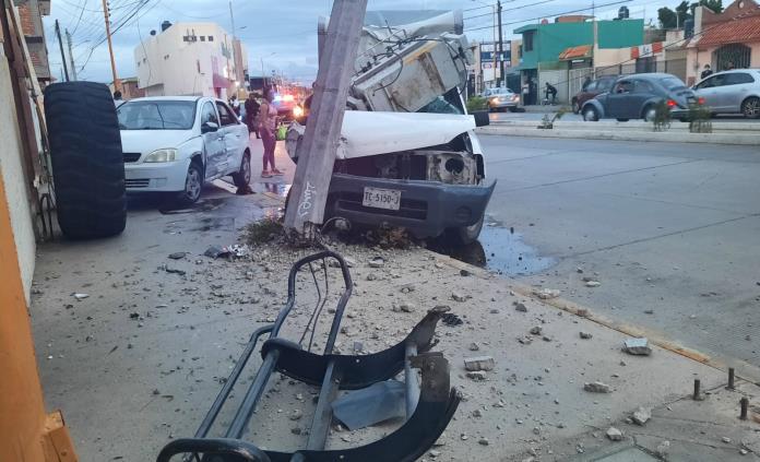 Cuantiosos Daños Deja Choque De Camioneta Con Poste De Luz