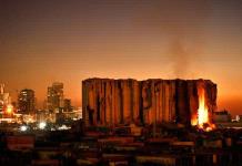 Un persistente incendio en los silos del puerto de Beirut revive el trauma por la explosión