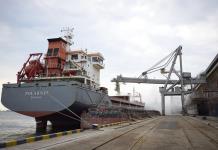 Primer barco de grano sale de un puerto ucraniano