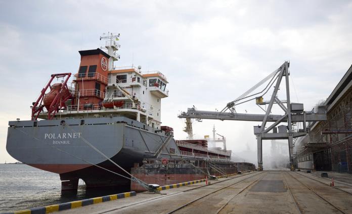 Primer barco de grano sale de un puerto ucraniano