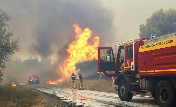 Francia contiene un incendio que hirió a cuatro personas