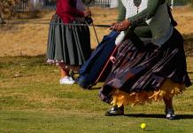 Indígenas aymaras le ponen su toque al golf en Bolivia