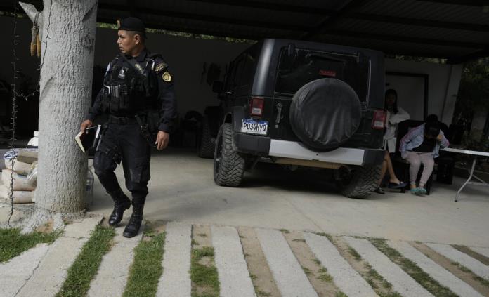 Guatemala detiene presuntos coyotes; 4 buscados por EEUU